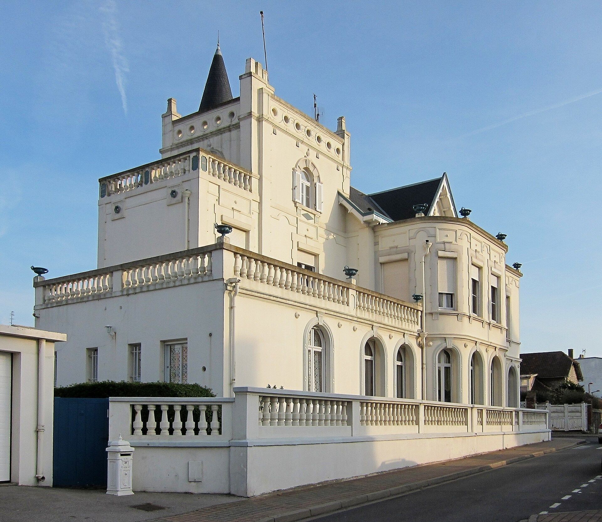 villa 10 Rooms for sale on WIMEREUX (62930)